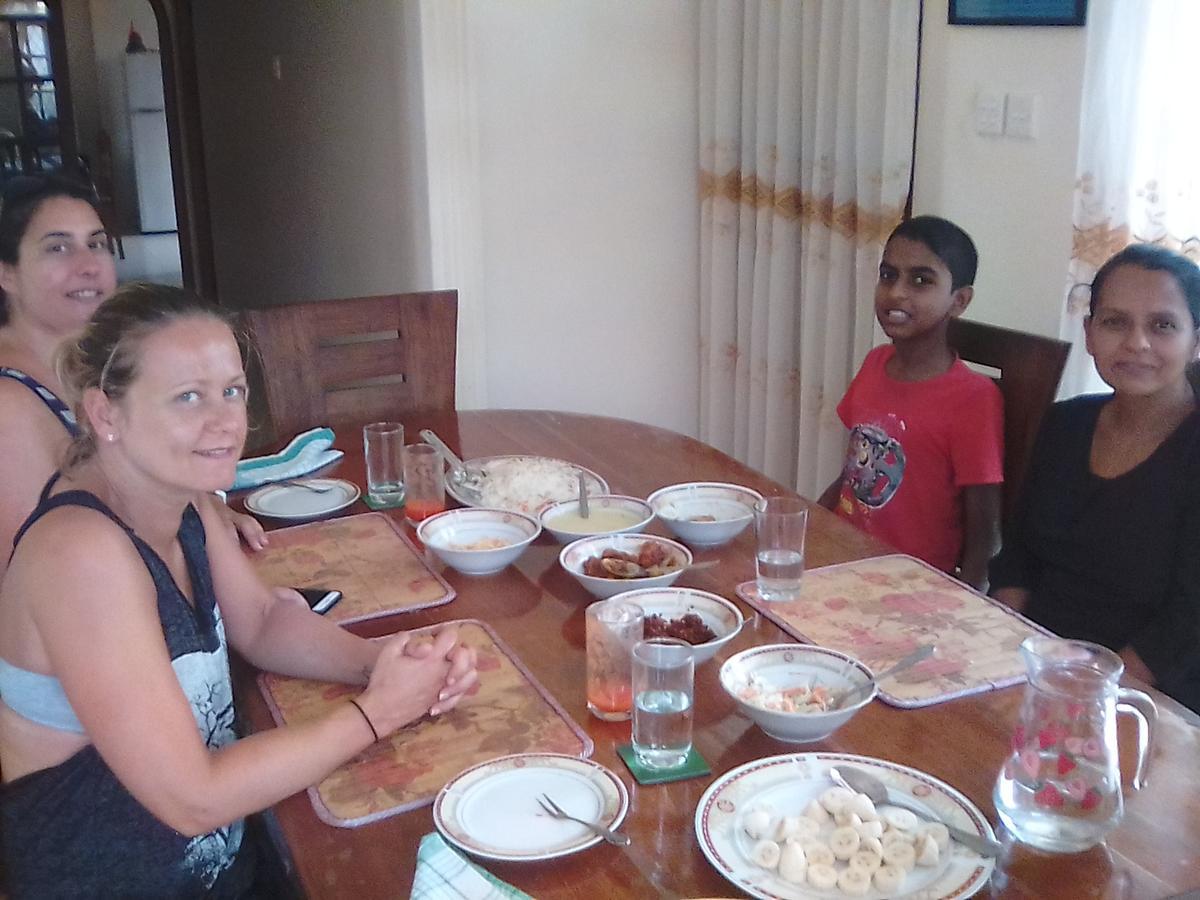 Nisha Homestay Inn Peradeniya Extérieur photo